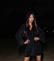 Чёрное женское плиссированное короткое нарядное платье на запах с поясом и длинными расклешенными рукавами