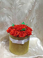 Букет з 11 червоних троянд з золотистою смужкою по краях