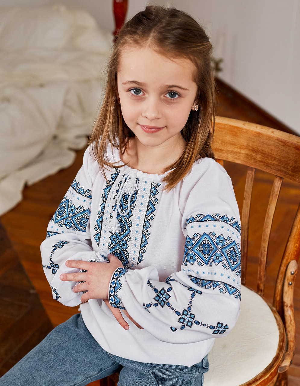 Дитяча вишита блуза з синім геометричним мотивом