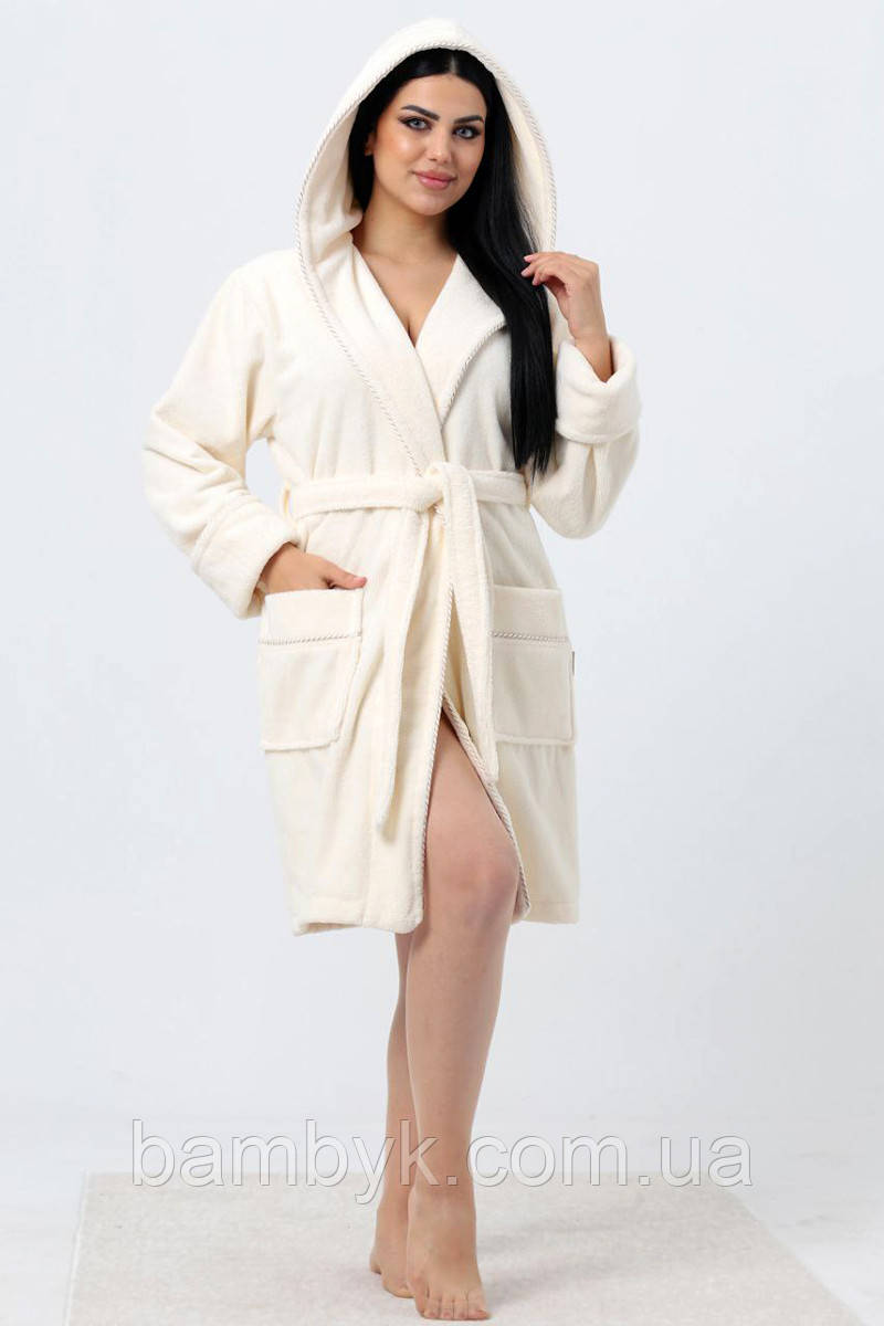 Жіночий халат з капюшоном кремового кольору короткий бамбуковий банний на запах Nusa NS-6915