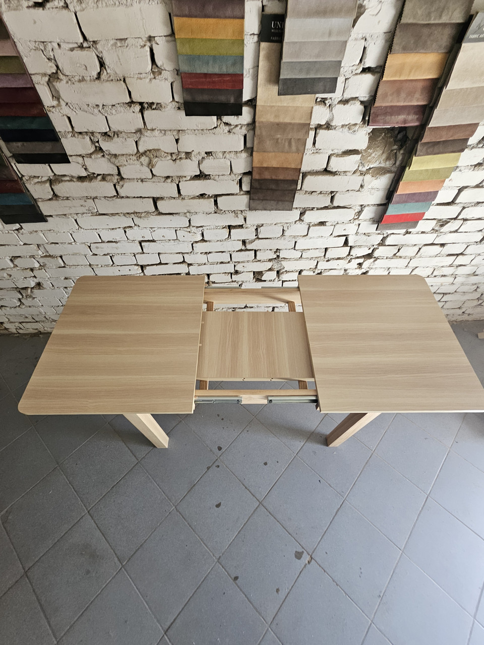 Квадратний розкладний стіл з натурального дерева