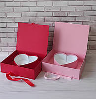 Коробка на стрічках з серцем, розмір 30/24/7 см, колір рожевий.