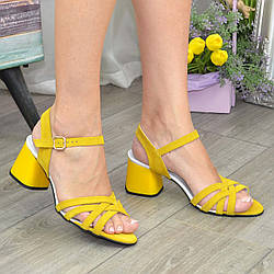 Босоножки женские замшевые на каблуке, цвет желтый. 39 размер
