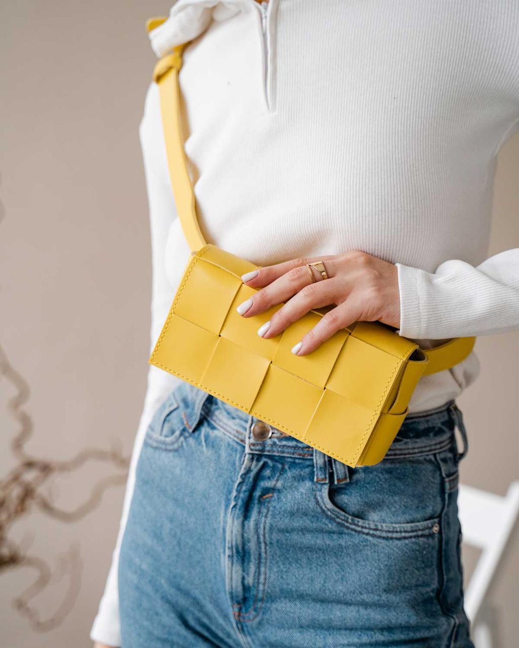 Яскрава жіноча сумка на пояс/через плече із переплетених квадратів «Енді» жовтого кольору Welassie