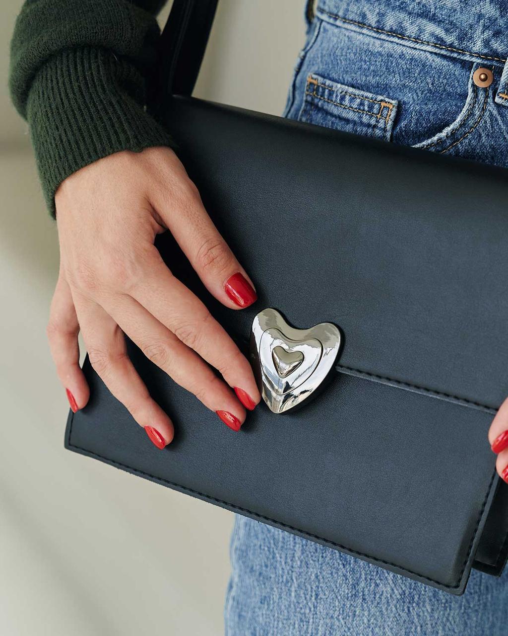 Жіноча сумка клатч на плече із серцем та двома ремінцями «Морган» чорна екошкіра Welassie