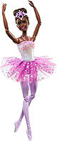 Кукла Барби балерина Dreamtopia Twinkle Lights Posable блестящая фиолетовая пачка HLC26