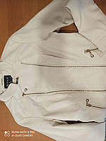 Женская куртка ЭКО кожа, светло бежевого цвета, с карманами, на подкладке, на молнии, размер XL.