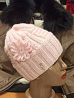 Женская шапка ручной работы с красивым узором, с украшением, пряжа нежного цвета с люрексом, р 54-57безшовная.