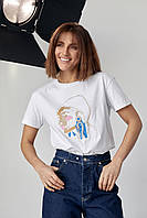 Жіноча футболка прикрашена принтом дівчини із сережкою — білий колір, S (є розміри)