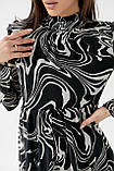 Шифонове плаття з абстрактним малюнком і оригінальним рукавом LIGHTER — чорний колір, S (є розміри), фото 5