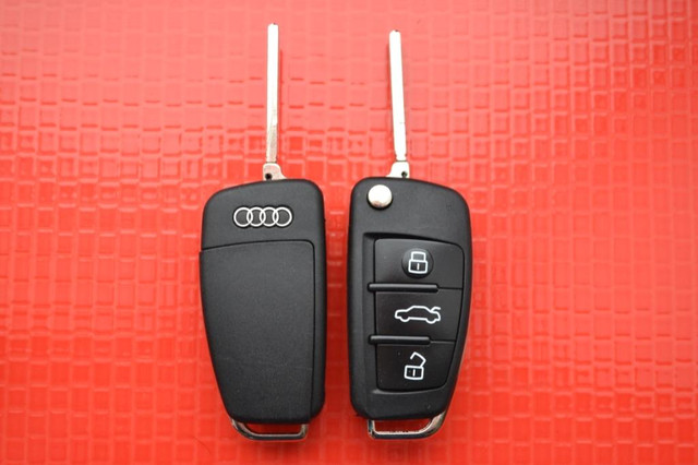 Audi A1, A2, A3, A4, A6, A8, Allroad, Q7, TT выкидной ключ 3 кнопки с 2004 г. - фото 1 - id-p28758363