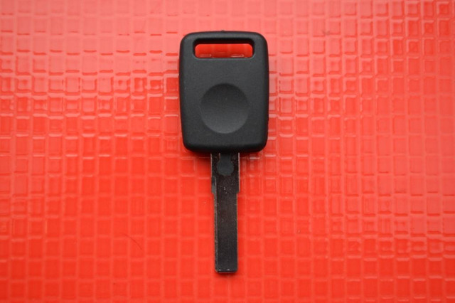 Ключ AUDI з місцем під чип HU66 вигляд No2 без лого