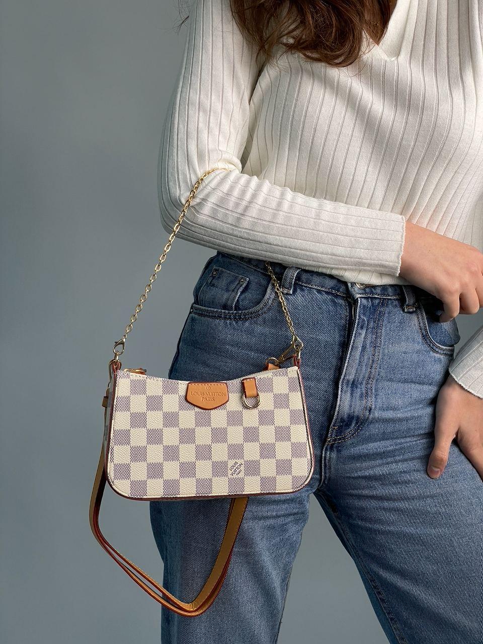 Жіноча сумка Луї Віттон слонова кістка Louis Vuitton Ivory Easy Pouch On Strap Monogram