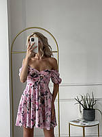 Женственное платье в цветочный принт с оголенными плечами розовый