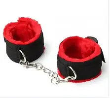 Чорні наручники з кріпленням та червоним штучним хутром усередині
