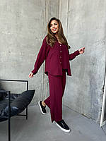 Яскравий штанний костюм-трійка з креп-жатки (штани + сорочка + майка) бордо