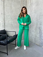 Яркий брючный костюм тройка из креп-жатки (брюки+рубашка+майка) зеленый