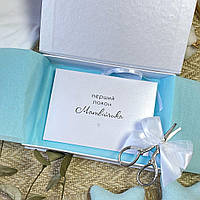 Набор для пострижин белый: коробочка, конверт и ножницы