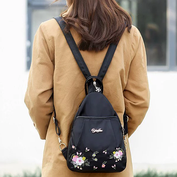 Сумка рюкзак жіночий має два місткі відділення та безліч кишень чорний