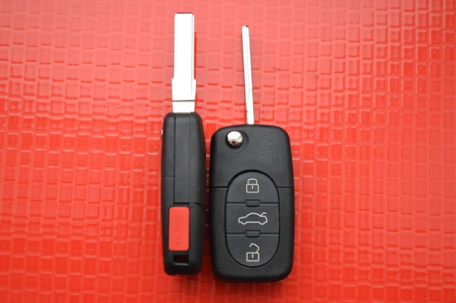 AUDI викидний ключ 3+1 кн Під батарейку 1620 - фото 1 - id-p28765733