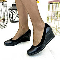 Женские классические туфли на невысокой танкетке, из натуральной кожи и замши черного цвета