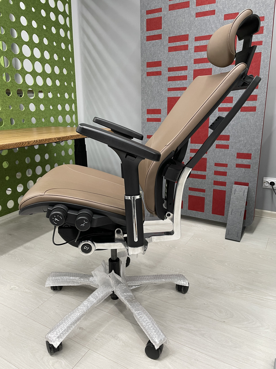 (з вітрини Львіва) DAEHA D7-101HL ZEUS — високоергономічне офісне крісло, створене для виняткового комфорту користувачів, фото 1