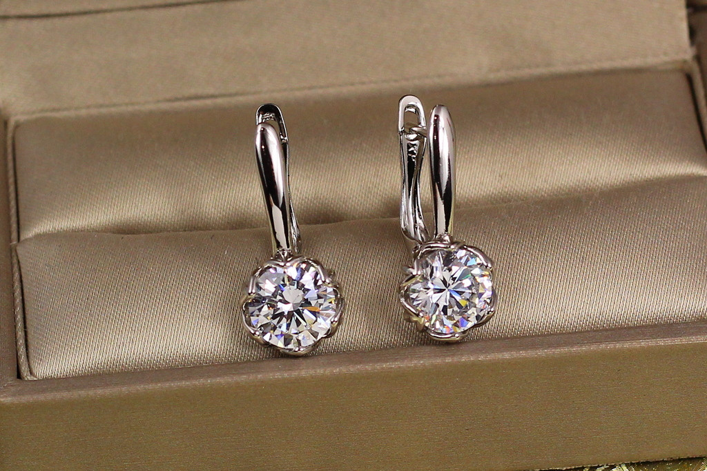 Сережки Xuping Jewelry велична простота з білим каменем 2.3 см сріблясті
