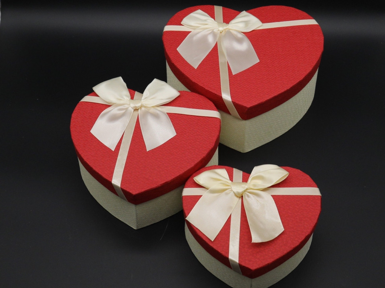 Коробка подарункова серце з бантиком. Три шт./комплект. Колір біло-червоний. 22х20х