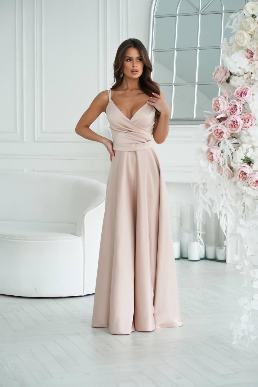 Вечірня бежева атласна сукня максі з розрізом, фото 1