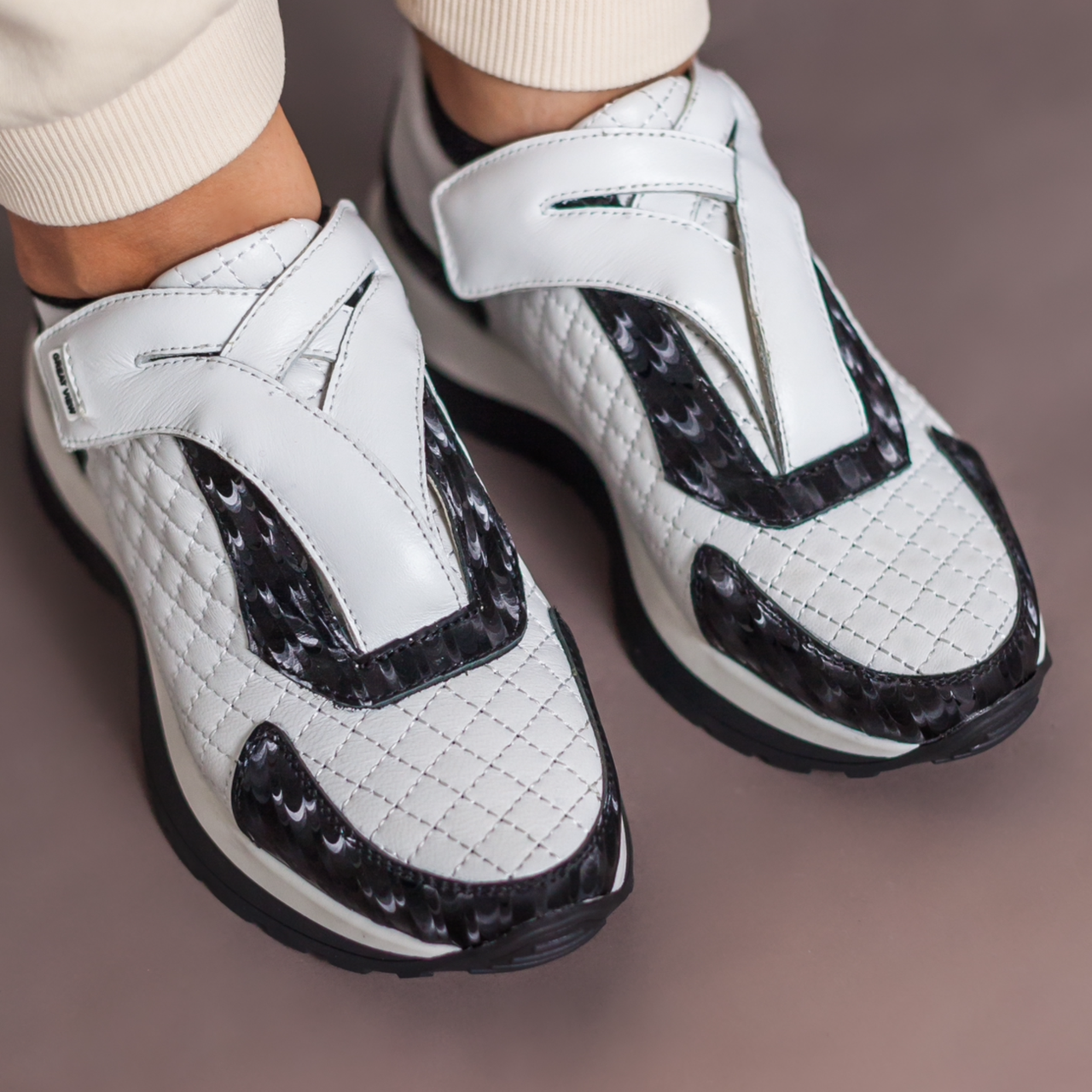 Кросівки жіночі зі шкіри чорно-білого кольору на липучках “Style Shoes”