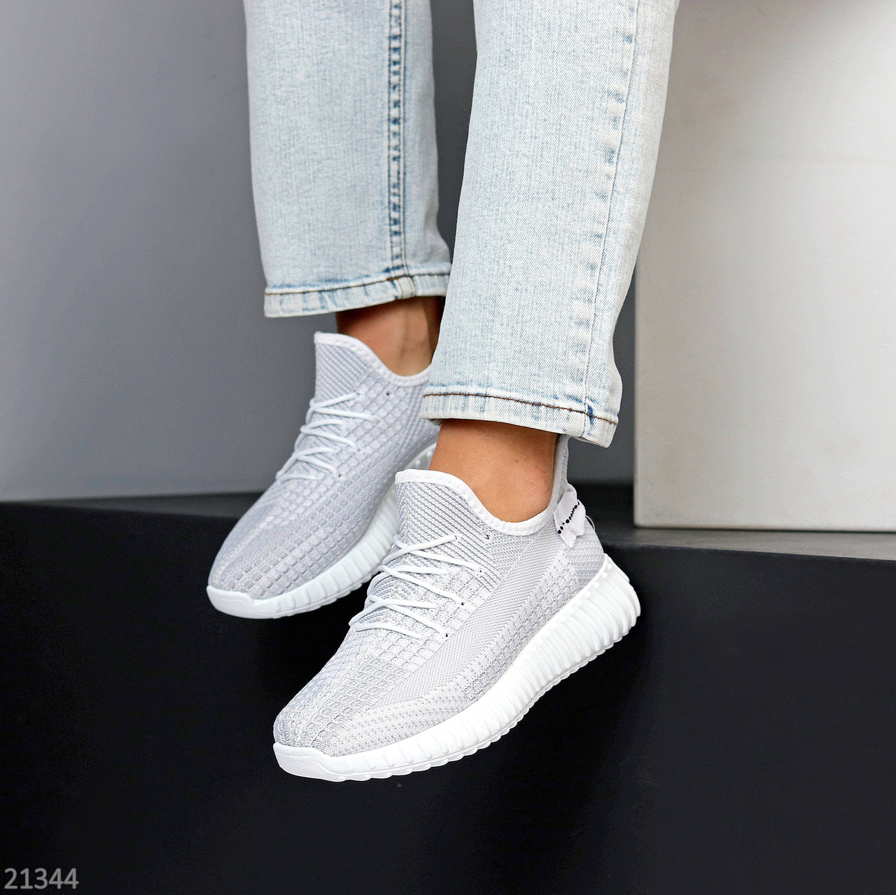Легкі текстильні літні кросівки колір комбінований сірий білий взуття жіноче