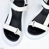 Лаконічні білі шкіряні босоніжки на липучках натуральна шкіра низький хід взуття жіноче, фото 6