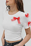 Жіноча укорочена футболка з бантиками на плечі, фото 7
