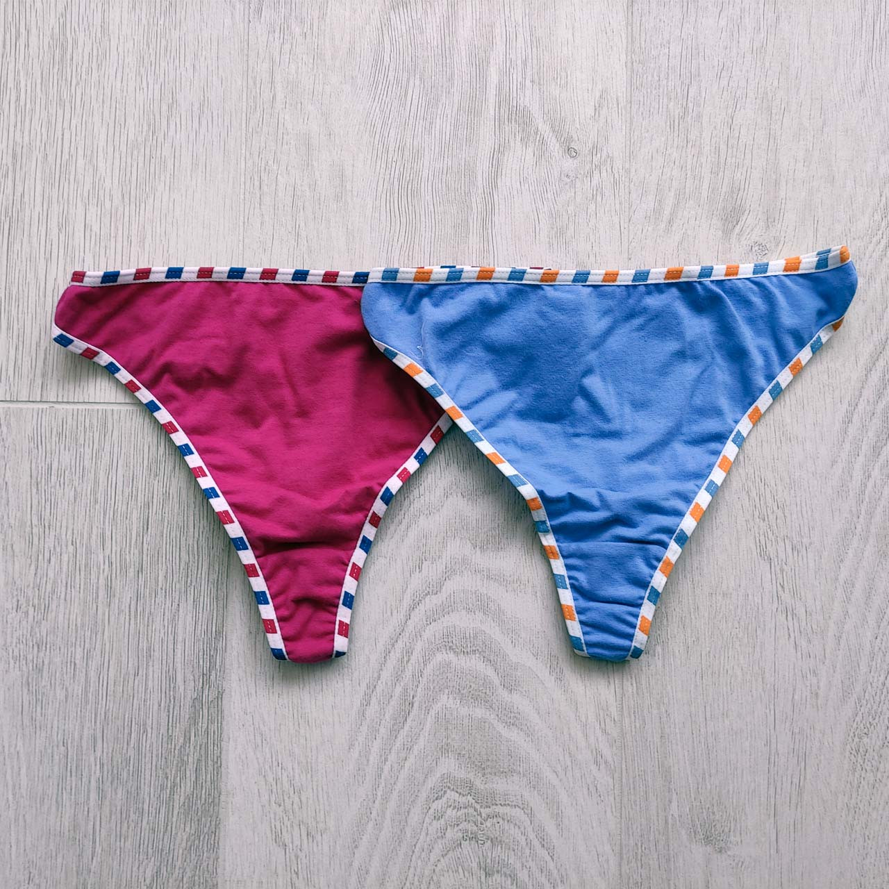 Жіночі стрінги 2 шт. ATLANTIC зі смугастим поясом, розмір S, кольору бордо та блакитний набір