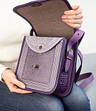 Шкіряна сумка через плече лавандова з фіолетовим прямокутна з орнаментом тисненням Етно, фото 4