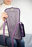 Шкіряна сумка через плече лавандова з фіолетовим прямокутна з орнаментом тисненням Етно, фото 7