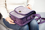 Шкіряна сумка через плече лавандова з фіолетовим прямокутна з орнаментом тисненням Етно, фото 3