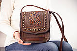 Коричнева шкіряна сумка через плече з металом прямокутна з орнаментом тисненням Етно, фото 2