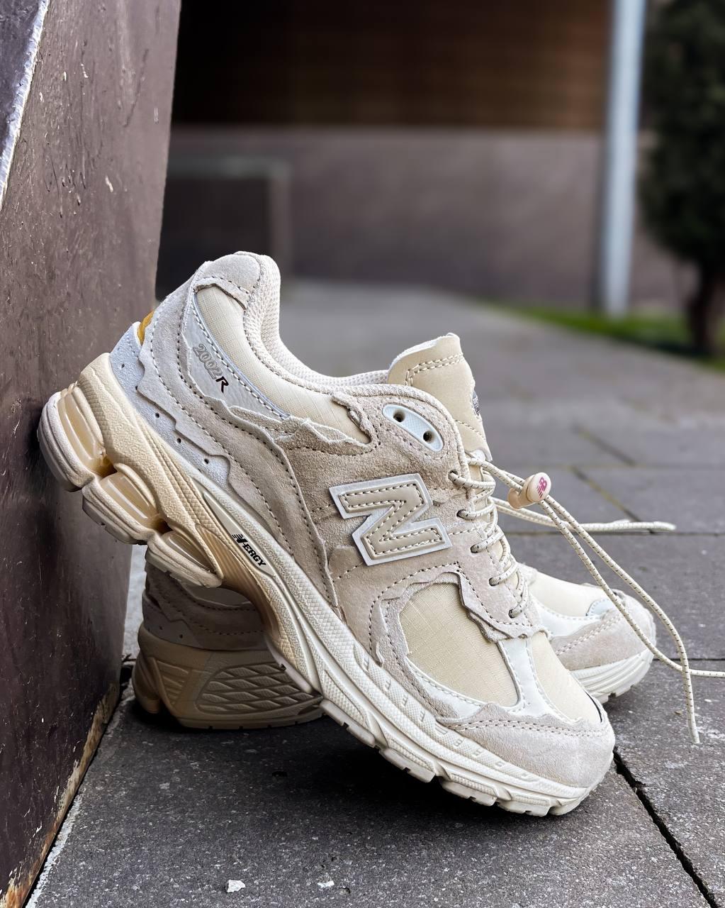 Кросівки чоловічі New Balance 2002R Beige 37