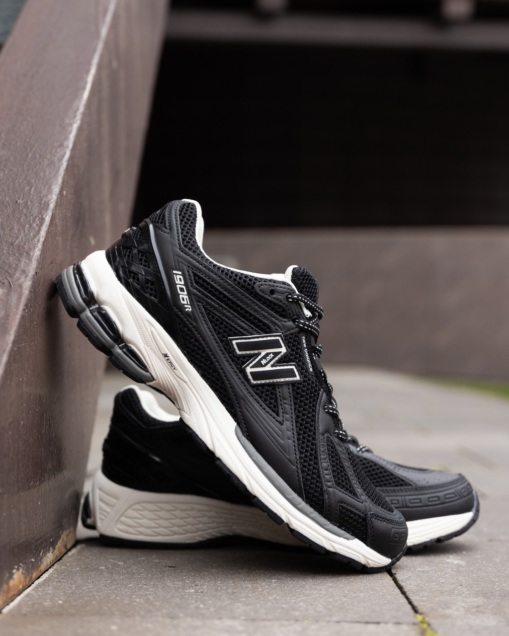 Кросівки чоловічі New Balance 1906R Black White 42