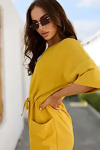 Сукня лаконічна літня міді прямого крою виріз човник накладні кишені жовта