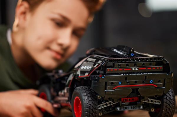 Конструктор LEGO Technic Audi RS Q e-tron 914 деталей