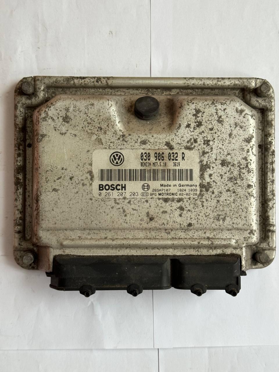 Електронний блок керування Volkswagen benzin 030906032R Bosch 030 906 032 R / 0 261 207 203 / 0261207203