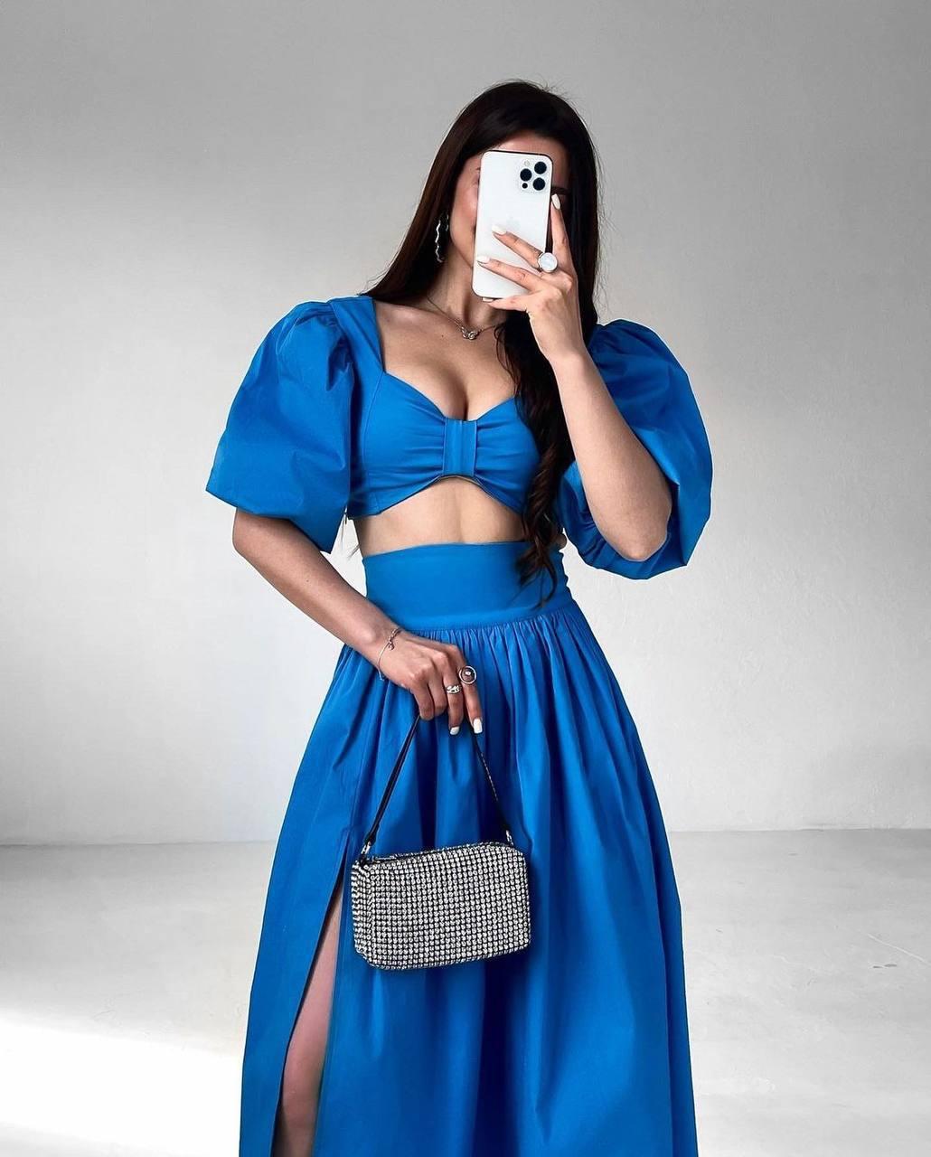 Шикарний літній костюм-двійка з бавовни блакитного кольору: топ з глибоким декольте і пишна спідниця з розрізом, фото 1