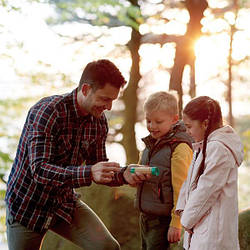 Механічний ліхтарик Hape Nature Fun з чохлом (E5579)