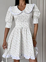 Белое женское приталенное романтичное короткое платье из коттона с широким воротником в цветочный принт