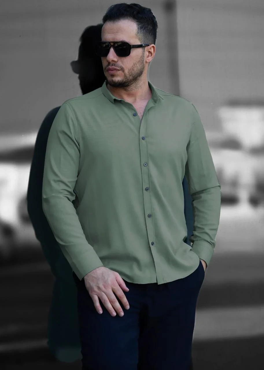 Чоловіча сорочка у стилі слим-фіт з дизайнерським міні-комірцем виконана у приглушеному зеленому кольорі на ґудзиках Rubaska M L, фото 1