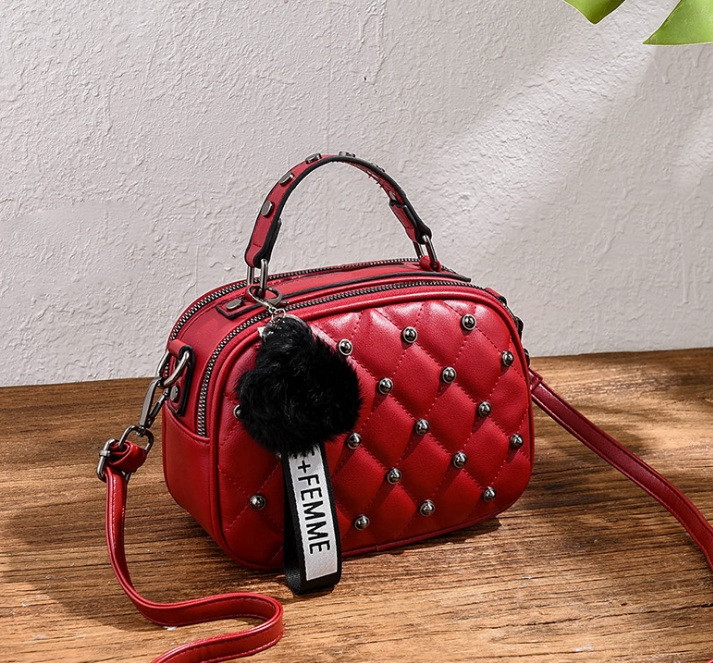 Жіноча міні сумка з хутряна підвіска Маленька сумочка для дівчат стьобана з хутряним брелоком Червоний Advert