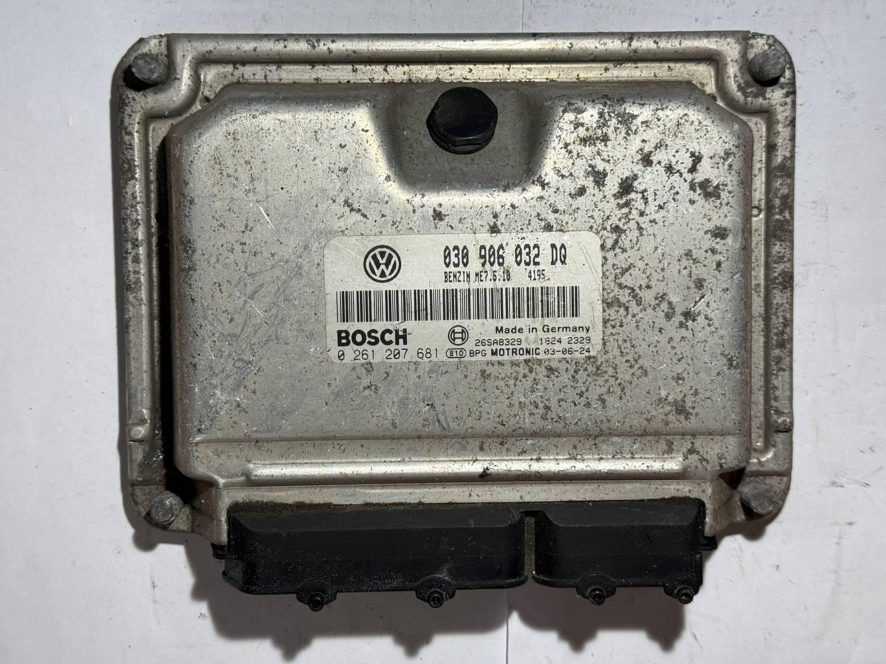 Електронний блок керування Volkswagen benzin 030906032dq Bosch 030906032DQ/0 261 207 681 / 0261207681