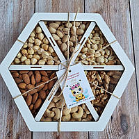 Подарочный набор орехов в деревянной коробочке 700 грамм.